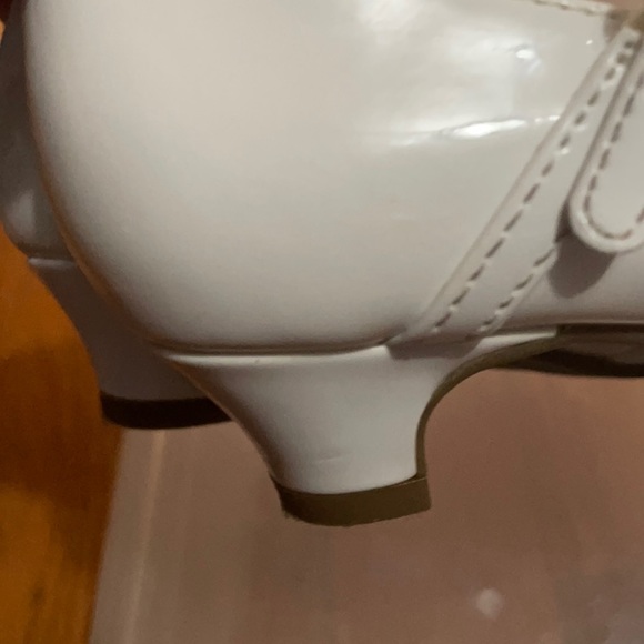 Girls Low Heel Shoes- White SZ 12 - Picture 8 of 9